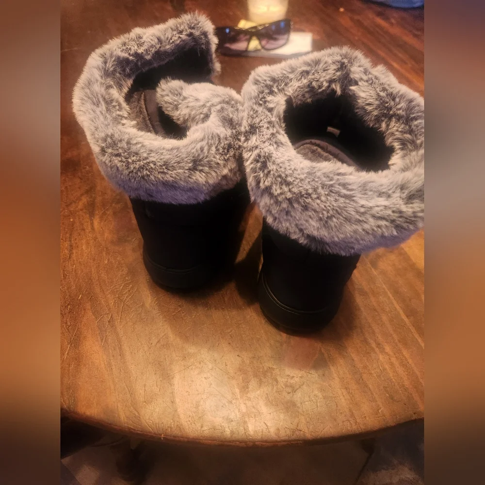 GO Womens Black Fur-Lined Winter Boots